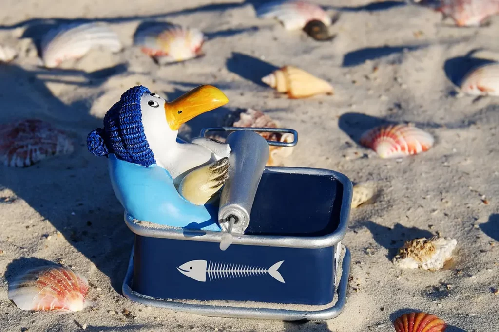 Boîte de conserve sur le sable.