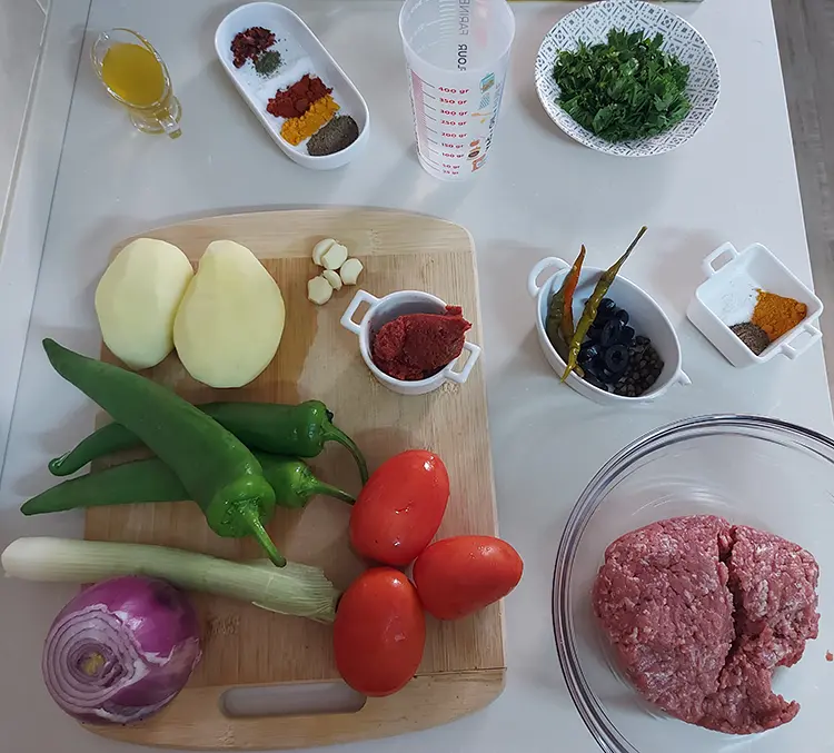 Légumes et boulettes de viande hachée au four