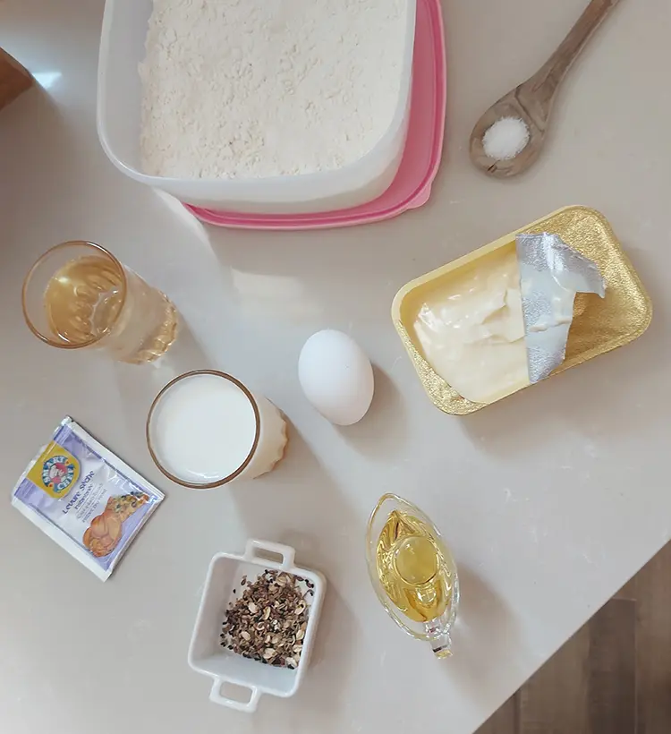 Pain Çörek au beurre.