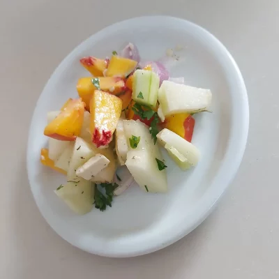 Salade sucrée-salée pêche-melon, oignon rouge et jus de citron