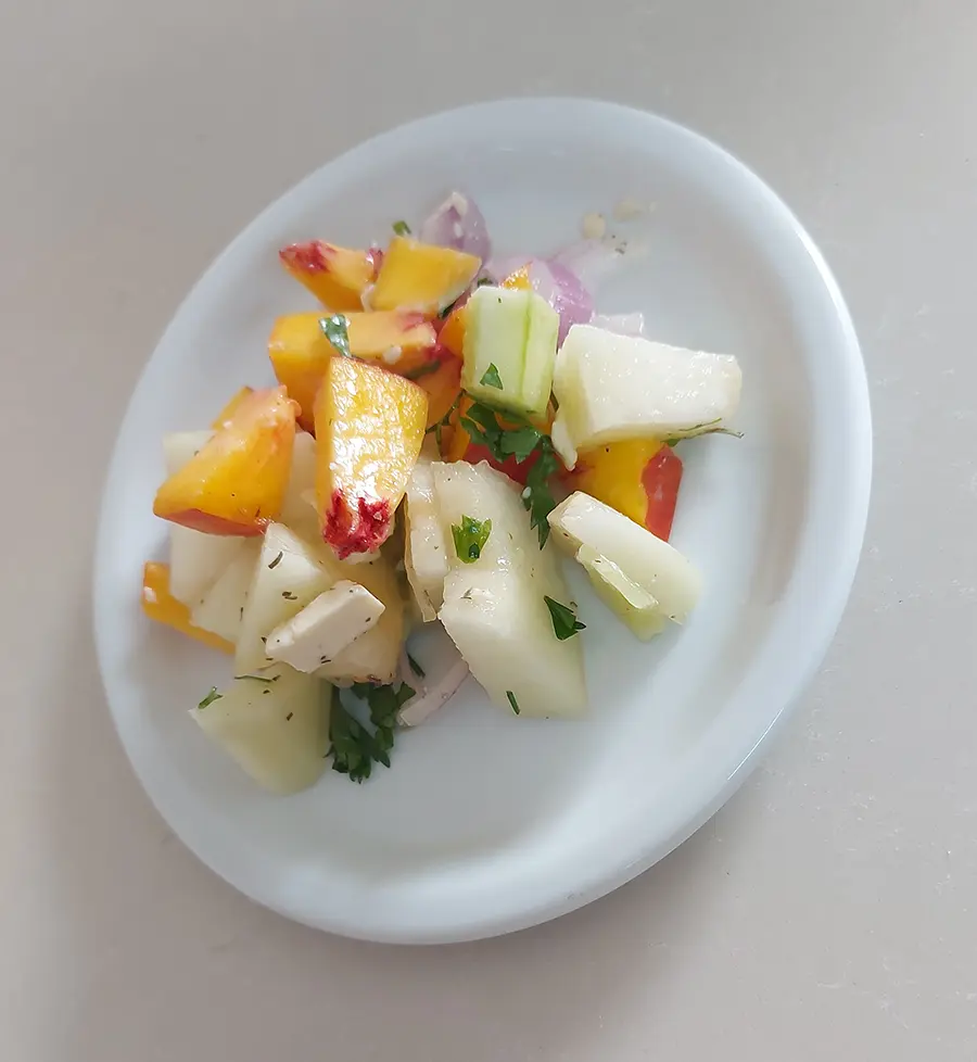 Salade sucrée-salée pêche-melon, oignon rouge et jus de citron