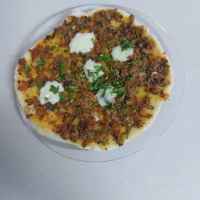 Tarte maison à la viande hachée et mozzarella, façon pizza.