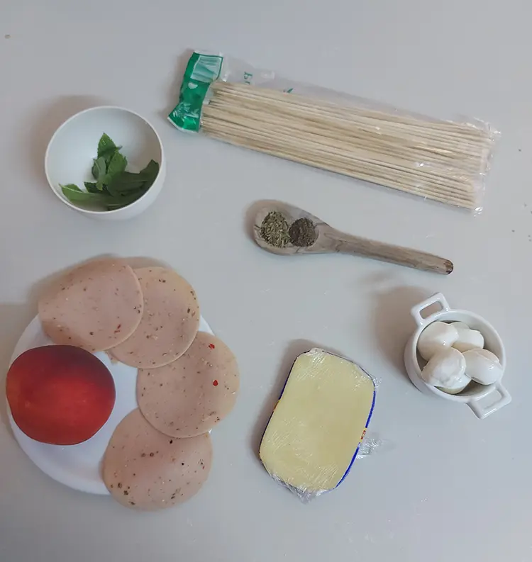 Brochettes pêche, burrata, jambon de dinde