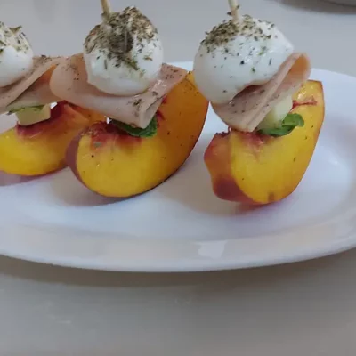 Brochettes sucrées-salées pêche, burrata, jambon de dinde