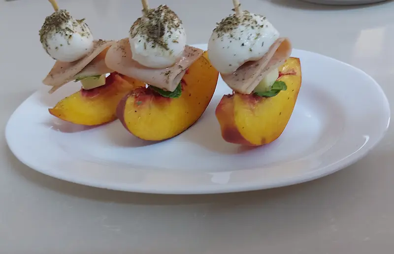 Brochettes sucrées-salées pêche, burrata, jambon de dinde