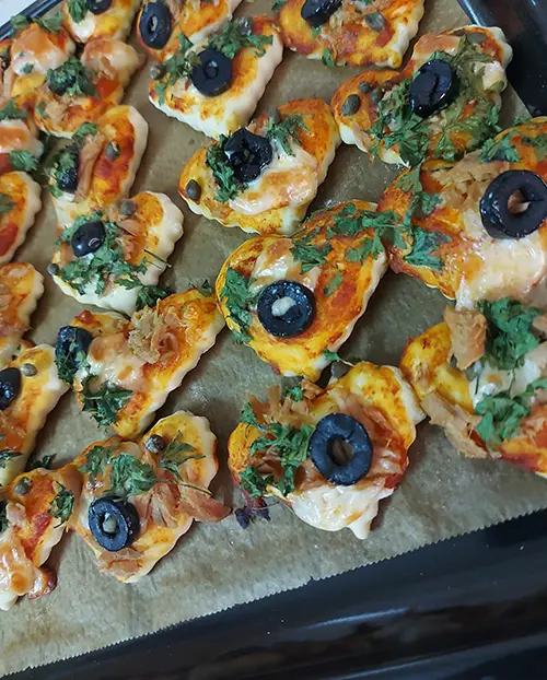 Cuisson des mini-pizzas.