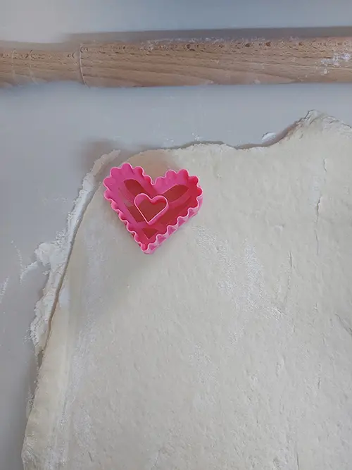 Découpez des mini-pizzas