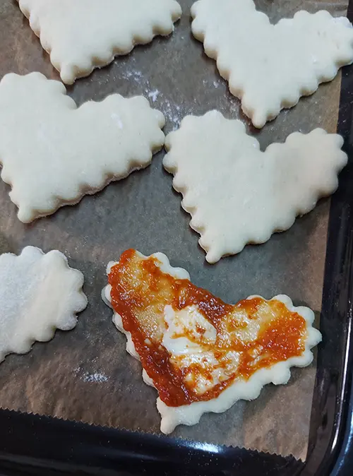 Étalez la sauce et le fromage.