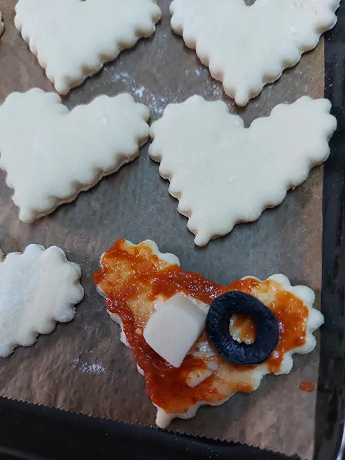 Ajoutez les olives noires.