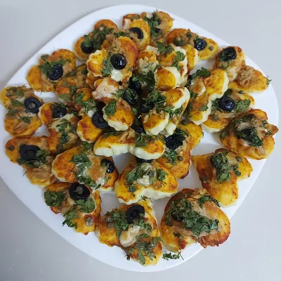 Mini-pizzas en forme de cœur au thon, mozzarella et olives noires