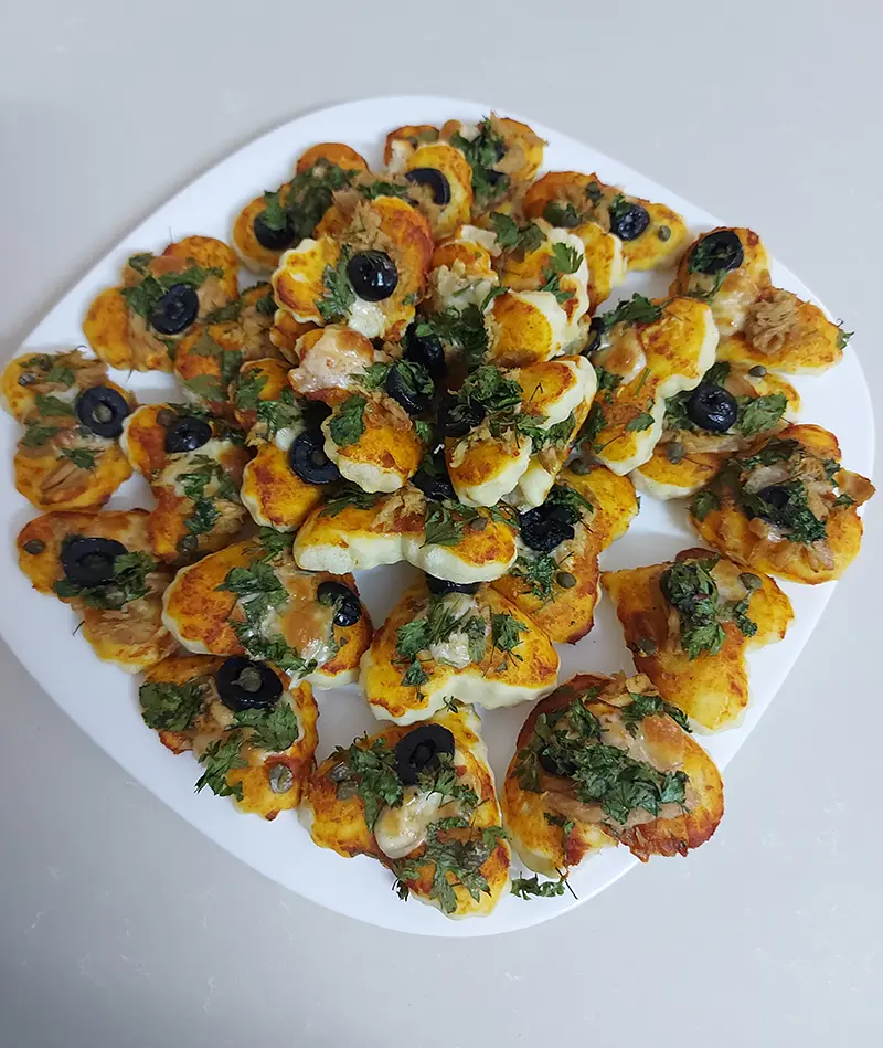 Mini-pizzas en forme de cœur au thon, mozzarella et olives noires