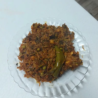 Riz basmati à la vapeur, légumes croquants et poulet tendre