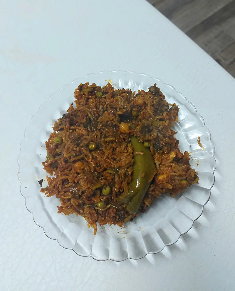 Riz basmati à la vapeur, légumes croquants et poulet tendre