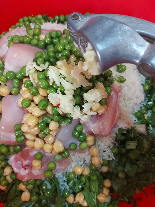 Ajoutez l’ail émincé.