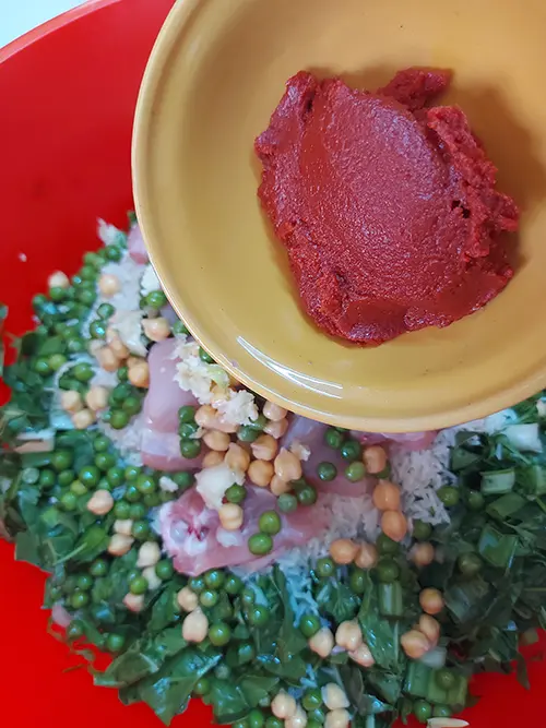 Ajoutez le concentré de tomate.