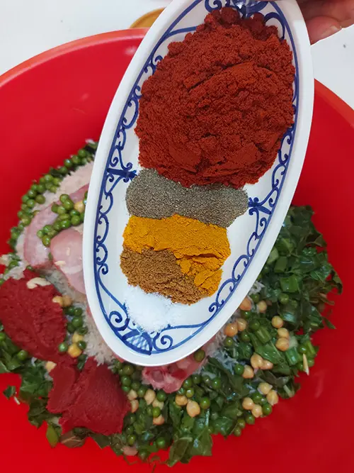 Ajoutez les épices.