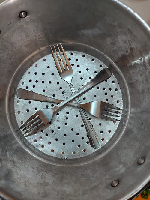 Tapissez le fond de fourchettes.