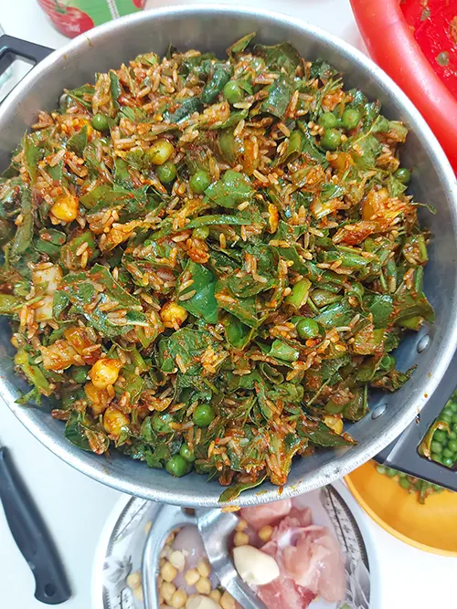 Versez le mélange riz–légumes–poulet.