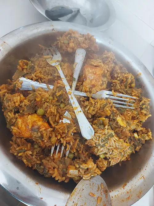 Videz dans un grand plat.