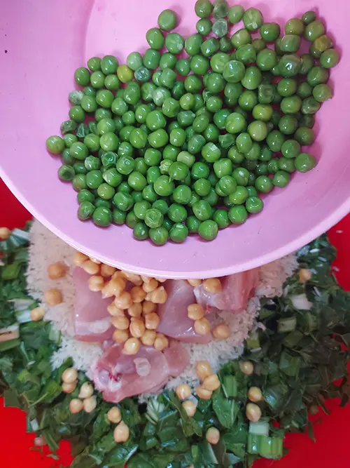 Ajoutez les petits pois.