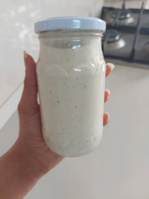 Versez la sauce dans une boîte.