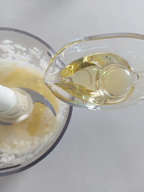 Incorporez l’huile.