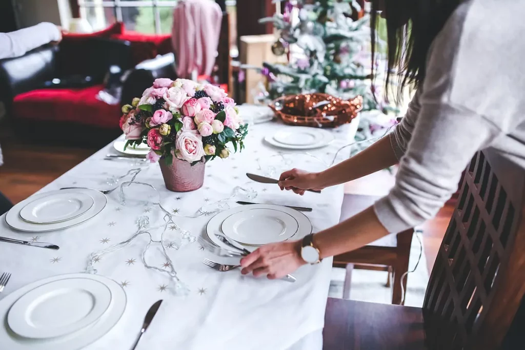 Dressage de table soigné avec une présentation élégante et de petits extras gourmands