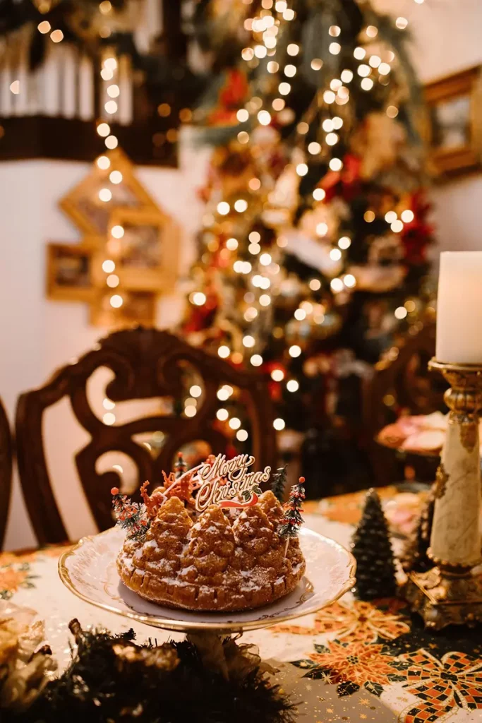 Ambiance festive avec cadeaux, gâteau et décoration de Noël chaleureuse