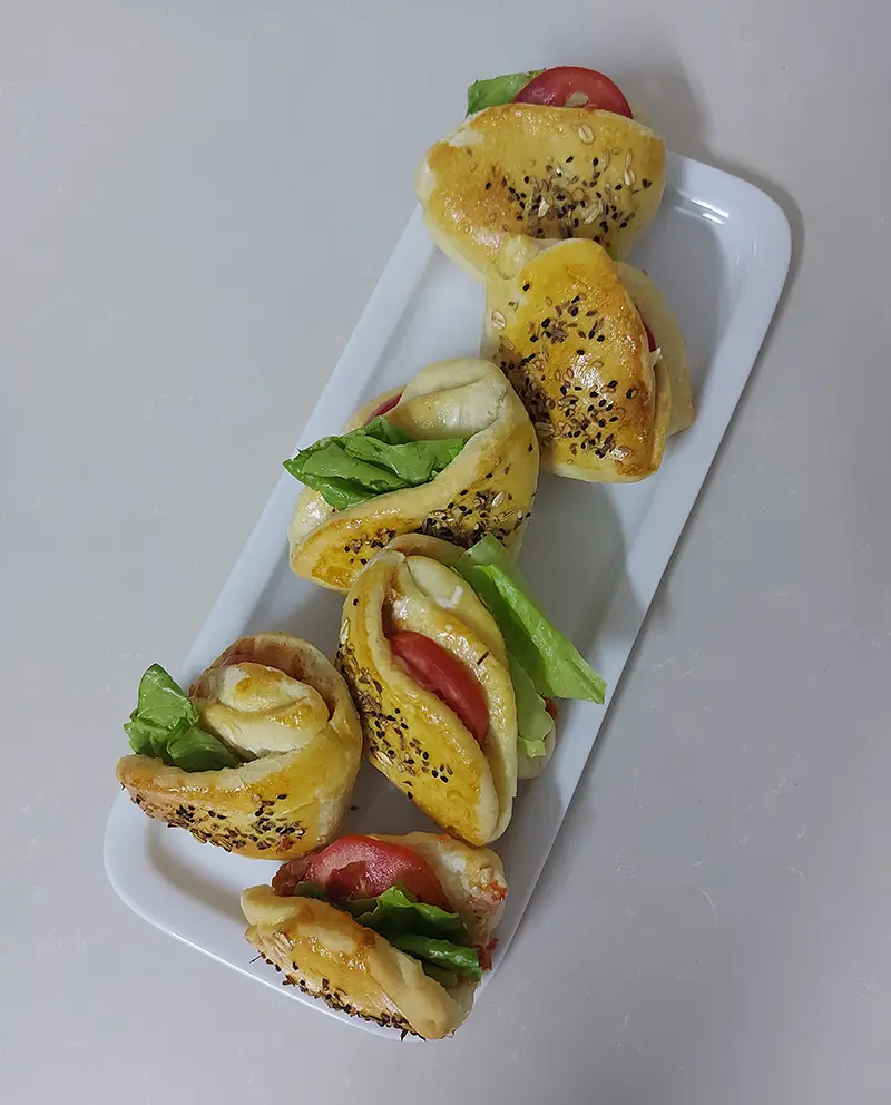 Mini sandwichs tomate-salade