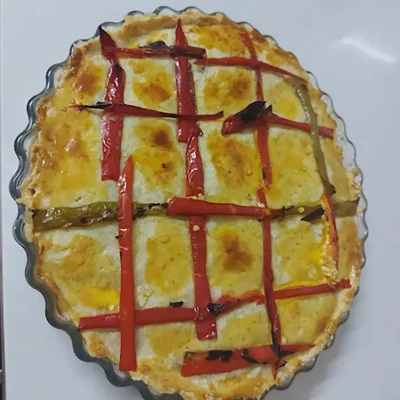 Tourte salée au poulet, aux poivrons grillés et aux olives noires