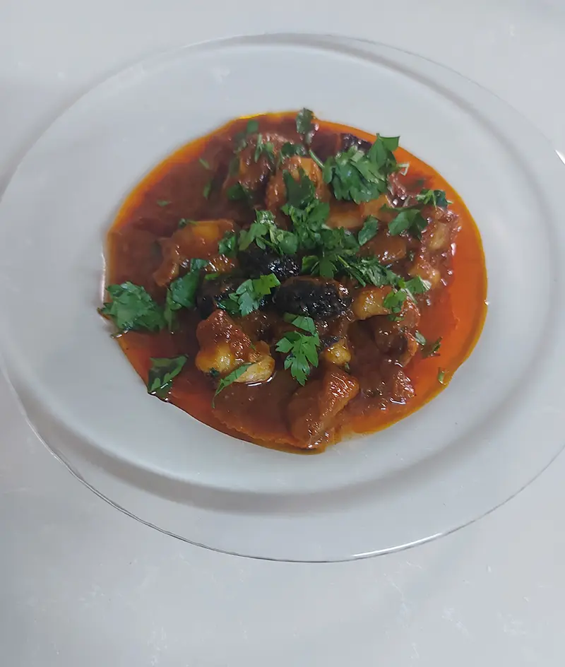 Calamars mijotés aux oignons et à l’huile d’olive