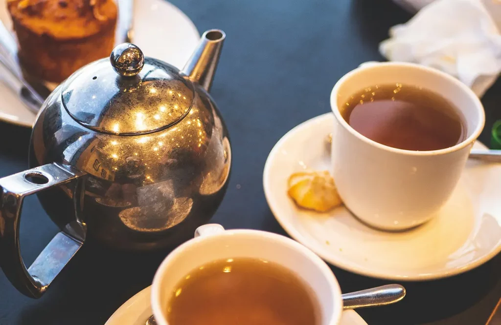 Ingrédients du thé à la menthe : thé vert en feuilles roulées, menthe fraîche et rondelles de citron