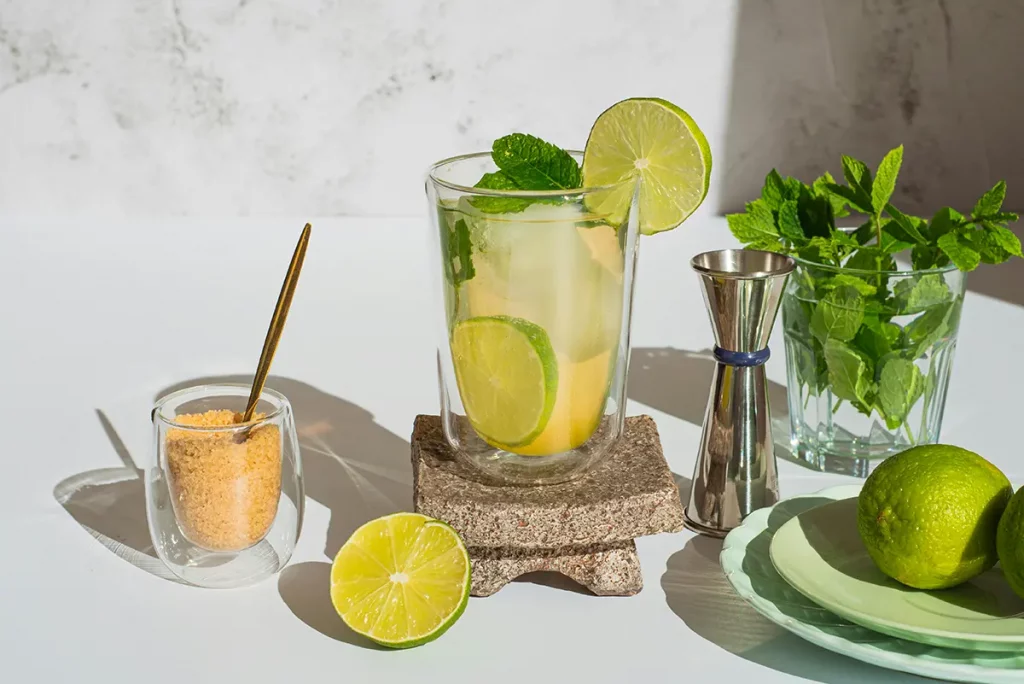 Boisson froide façon latte au thé, servie avec des glaçons et une touche de citron dans un grand verre