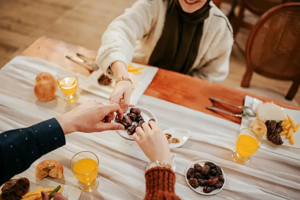 Famille réunie à l’heure de la rupture du jeûne partageant des dattes selon la tradition islamique