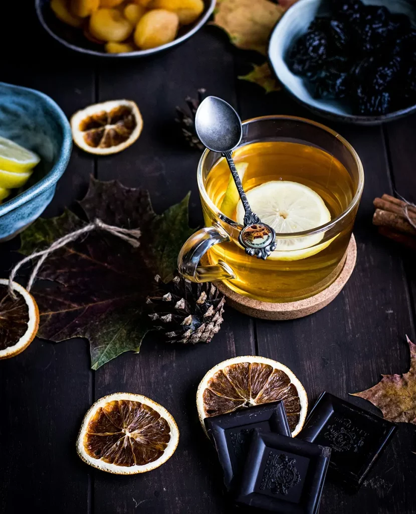 Accords secs pour le thé : quartiers d’orange séchés et pruneaux disposés dans de petits bols