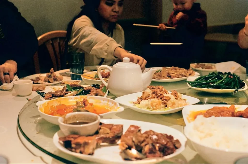 Famille rassemblée autour du repas du shour avec un petit-déjeuner équilibré