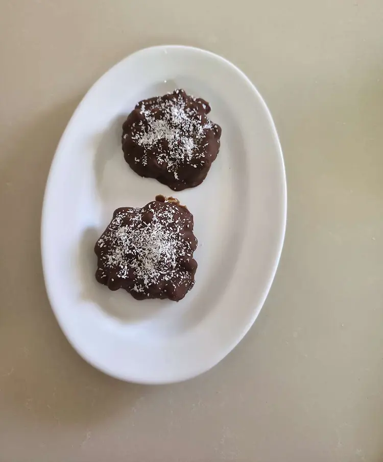 Mini galettes glacées de grenade au chocolat et yaourt grec