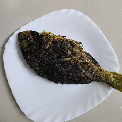Daurade grillée au barbecue aux saveurs méditerranéennes