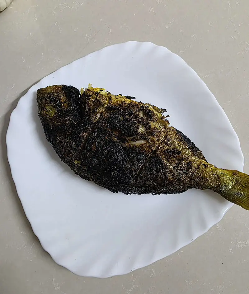 Daurade grillée au barbecue aux saveurs méditerranéennes