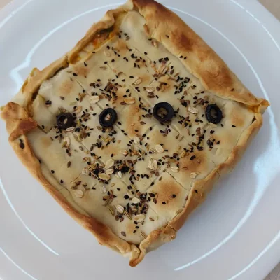 Tourte feuilletée aux merguez et fromage