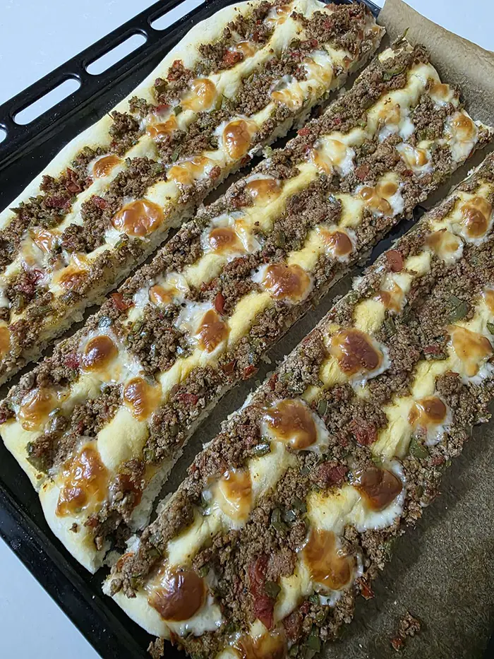 Pain plat gratiné à la viande hachée