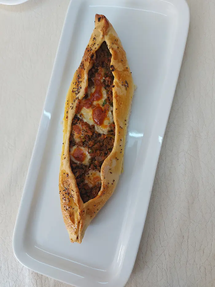 Pide turc à la viande hachée
