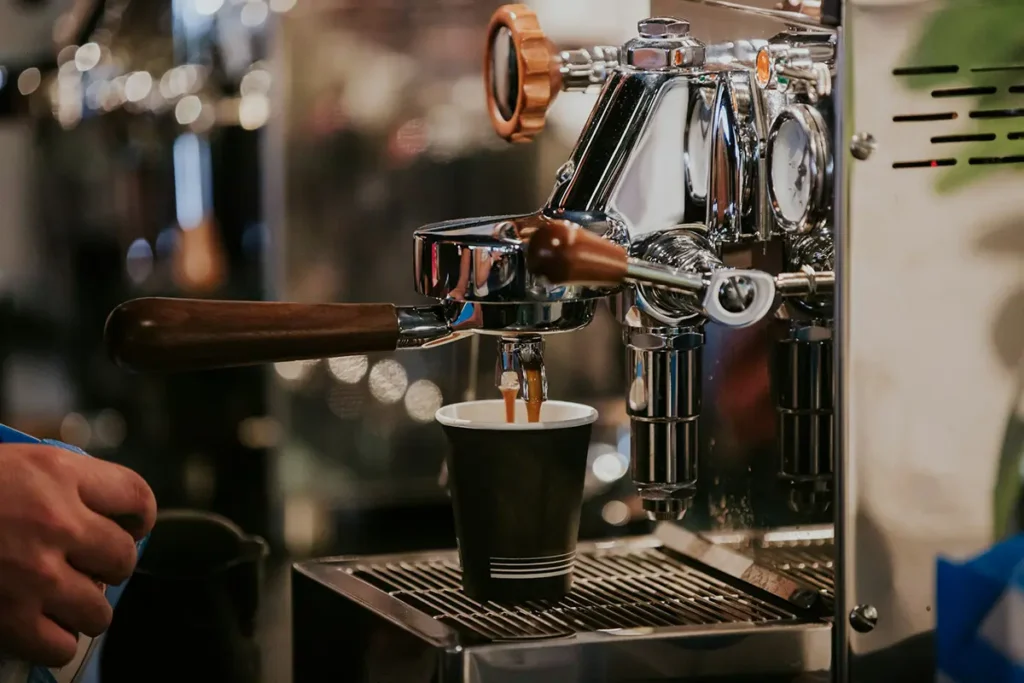 Expresso coulant d’une machine à café dans un gobelet.