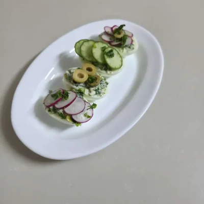 Tapas d’œufs au fromage, citron et légumes croquants