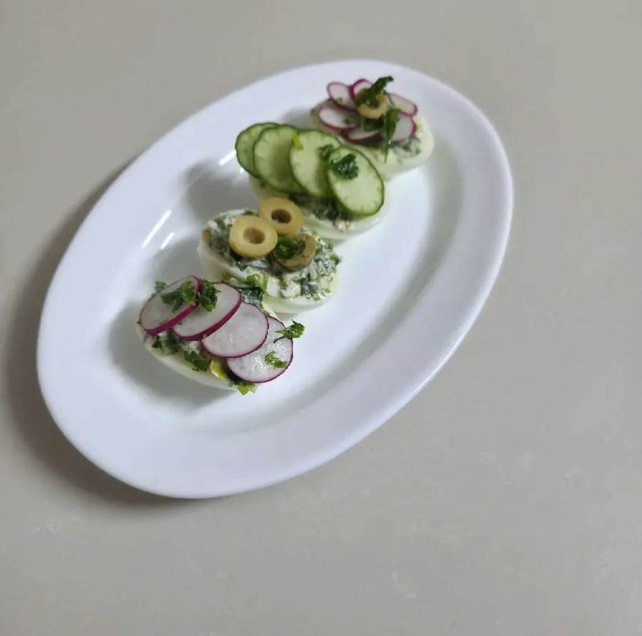 Tapas d’œufs au fromage, citron et légumes croquants