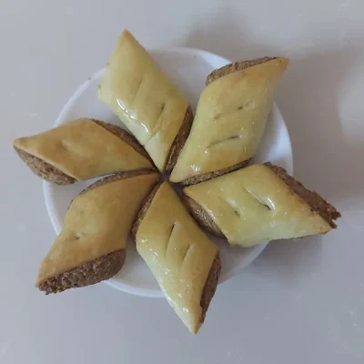 Gâteaux marocains fourrés aux cacahuètes (Briwat Kawkaw)