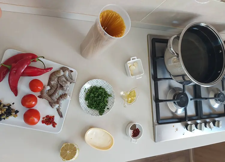 Spaghetti aux crevettes et aux tomates