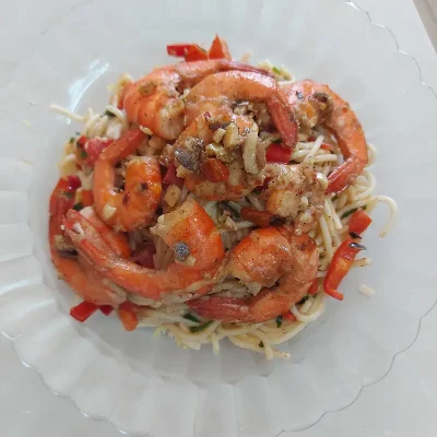 Spaghettis aux crevettes, ail et tomates fraîches