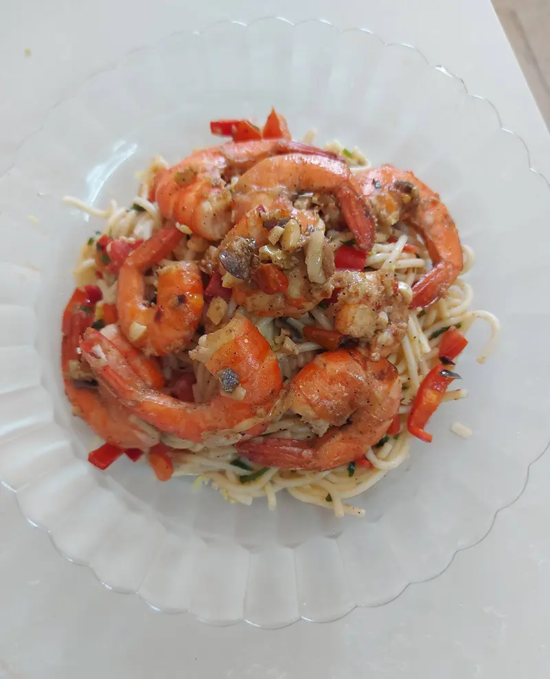 Spaghettis aux crevettes, ail et tomates fraîches